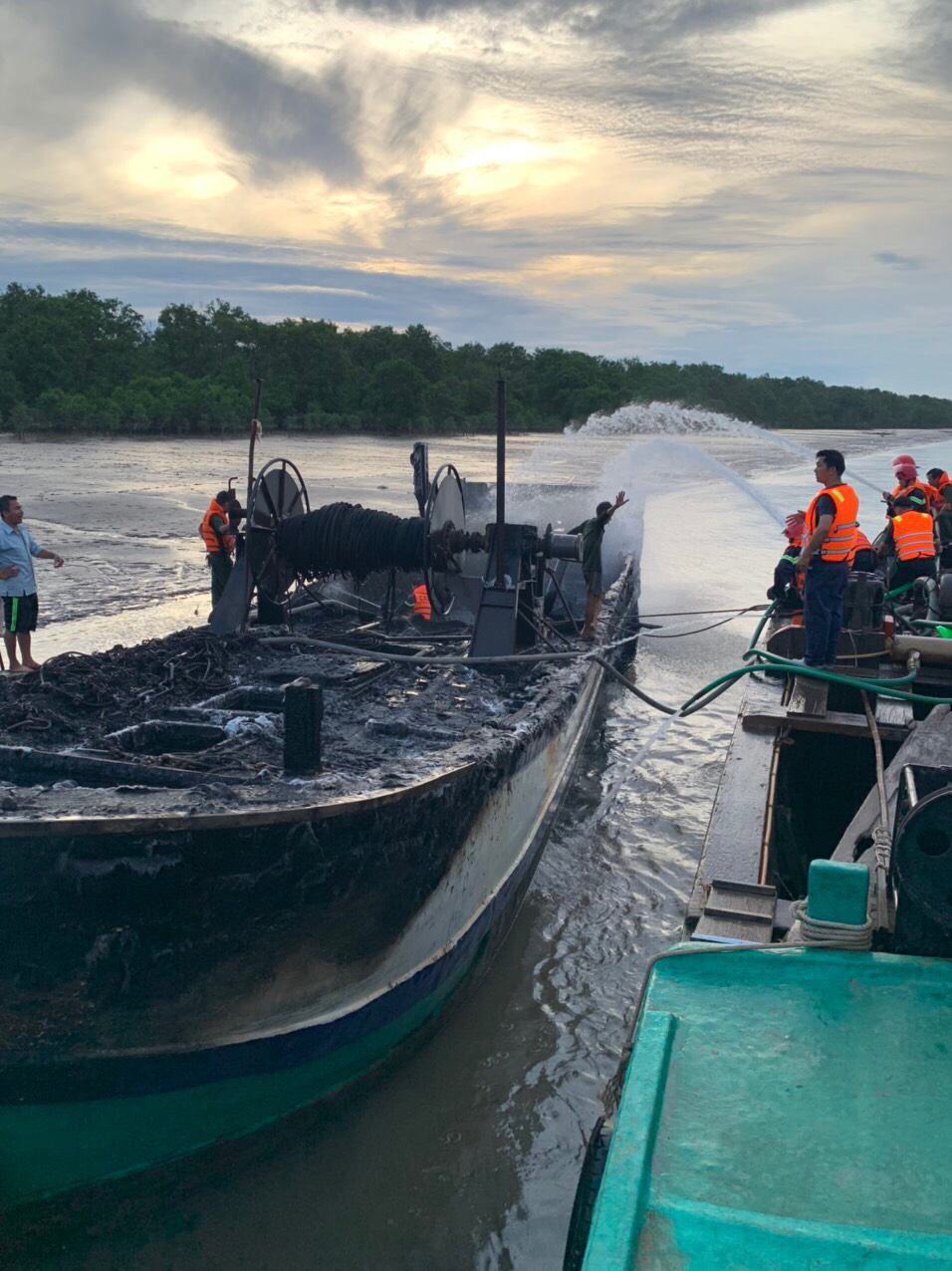 Bến Tre xác định nguyên nhân cháy tàu cá